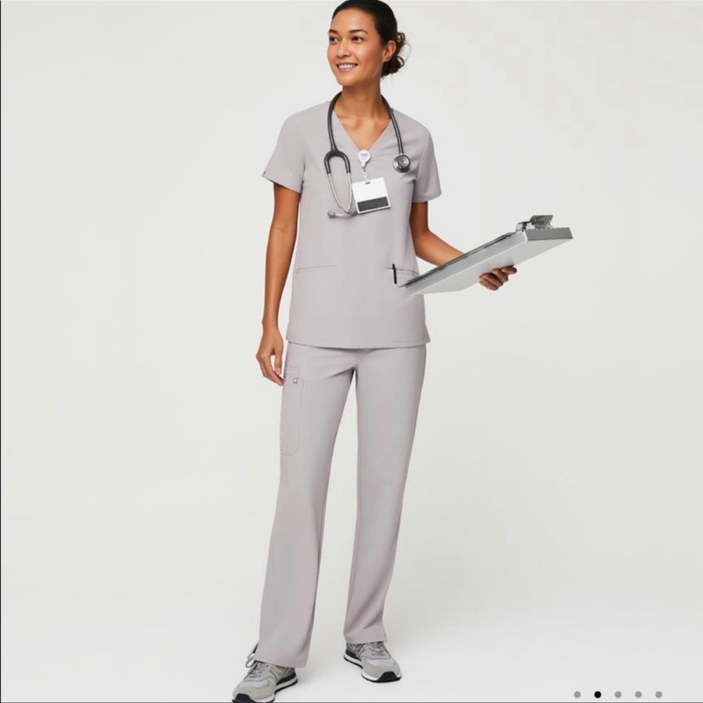 Figs. 3 pocket scrub top. Grey. Size xs